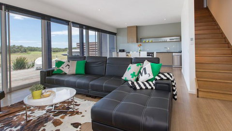 ST ANDREWS BEACH APARTMENT 4.01 - Mackay Tourism 0