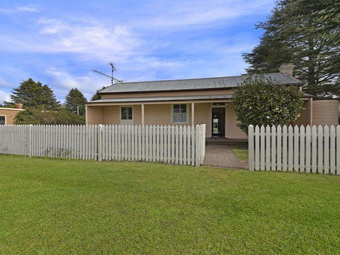 Station Masters Cottage - Classic Quaint & Nostalgia - Mackay Tourism 0