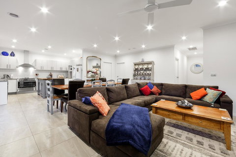 StayCentral - Rosanna Luxurious Mansion - Mackay Tourism 0