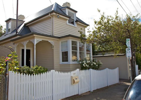 Strahan House - Mackay Tourism 1