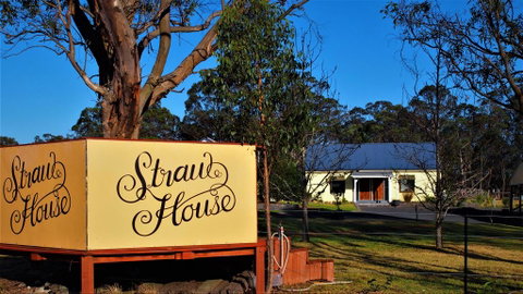 Straw House B And B - Mackay Tourism 0