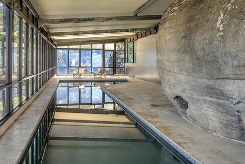 STUNNING CLIFF TOP HOME // POOL & GAMES - Mackay Tourism 3