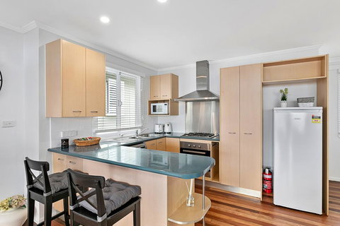 Stunning Family Escape On The Point With Bay Views - Mackay Tourism 1