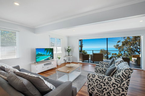 Stunning Family Escape On The Point With Bay Views - Mackay Tourism 0