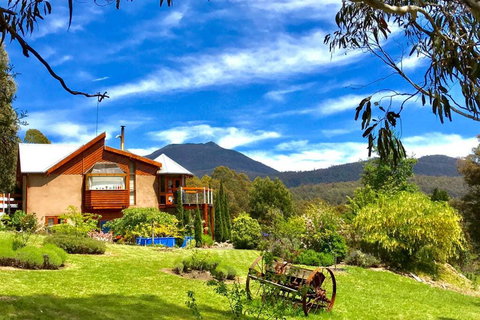 STUNNING HOME WITH AMAZING VIEWS - Just 20 Mins To The City And Only 10 To MONA! - Mackay Tourism 1