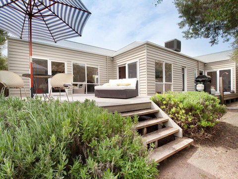 Stunning Seaside Escape - Mackay Tourism 0