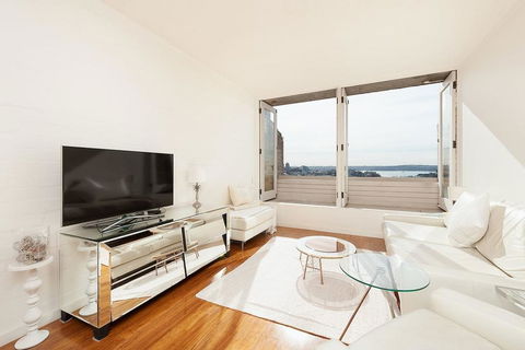 Stunning Sydney Harbour Views - Mackay Tourism 0