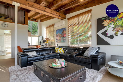 STYLISH & RELAXED LAKE HOME // NARRABEEN - Mackay Tourism 0