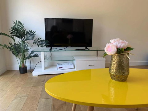 Stylish Bedroom In Bentleigh East - Mackay Tourism 2