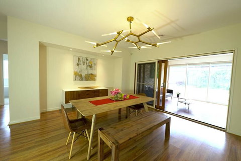 Stylish Luxe House For Big Group Near Shopping Center - Mackay Tourism 3