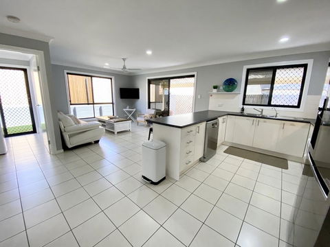 STYLISH RESIDENCE, LARGE PRIVATE YARD - CLOSE TO DREAMWORLD - Mackay Tourism 2