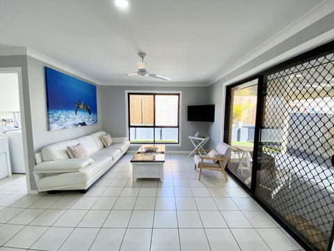 STYLISH RESIDENCE, LARGE PRIVATE YARD - CLOSE TO DREAMWORLD - Mackay Tourism 0