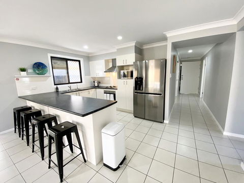 STYLISH RESIDENCE, LARGE PRIVATE YARD - CLOSE TO DREAMWORLD - Mackay Tourism 3