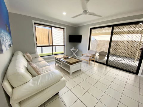 STYLISH RESIDENCE, LARGE PRIVATE YARD - CLOSE TO DREAMWORLD - Mackay Tourism 1
