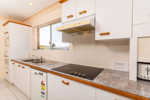 Stylish Unit Opposite Foreshore - Sylvan Beach Esp, Bellara - Mackay Tourism 2