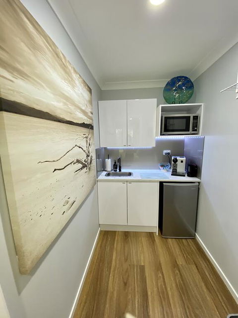 STYLISH UNIT - CLOSE TO DREAMWORLD - Mackay Tourism 3