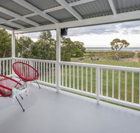 Sugar Shack - Character Family Home Right on the Ocean - Mackay Tourism
