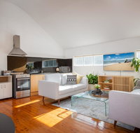Sunlit Two-Bedroom Unit With Sprawling BBQ Deck - Mackay Tourism
