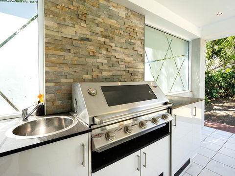 Super Sized Family Retreat With A Pool - Mackay Tourism 3