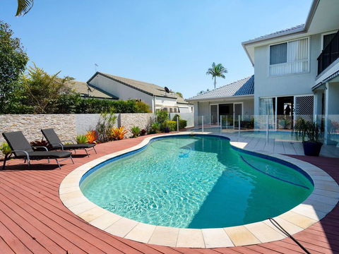 Super Sized Family Retreat With A Pool - Mackay Tourism 0