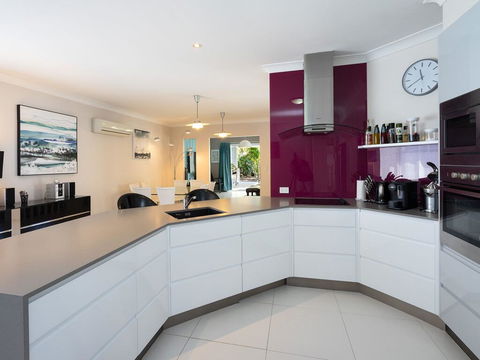 Super Sized Family Retreat With A Pool - Mackay Tourism 2