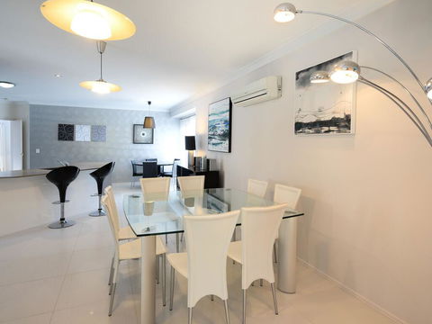 Super Sized Family Retreat With A Pool - Mackay Tourism 1