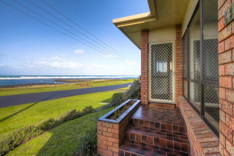 Swimmers' Rest - Uninterrupted Panoramic Ocean Views - Mackay Tourism 0