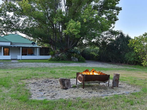 Tabitha Hill Cottage - Mackay Tourism 0