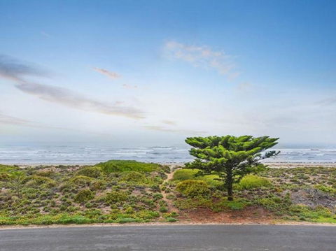 Tahren Beachfront Shack - Mackay Tourism 3