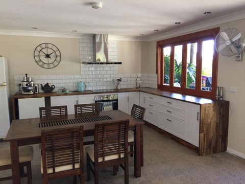 TAKURA HEIGHTS Modern Country Apartment With Pool Access - Mackay Tourism 0