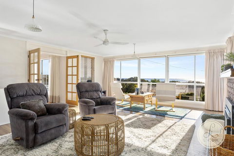 TASSIE SEASIDE SERENITY - L'Abode Accommodation - Mackay Tourism 0