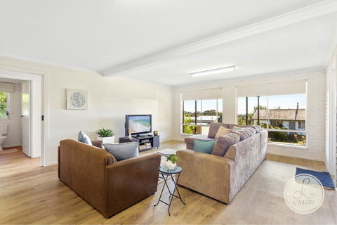 TASSIE SEASIDE SERENITY - L'Abode Accommodation - Mackay Tourism 1