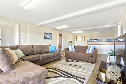 TASSIE SEASIDE SERENITY - L'Abode Accommodation - Mackay Tourism 3
