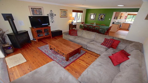 Teach Na Cairde - House Of Friends - Mackay Tourism 1