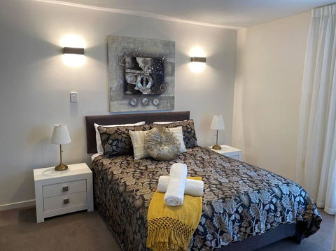 TERRACE LUX FULLY AIR 2 CAR FREE NETFLIX WIFI WINE - Mackay Tourism 1