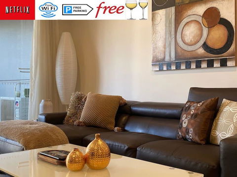TERRACE LUX FULLY AIR 2 CAR FREE NETFLIX WIFI WINE - Mackay Tourism 0