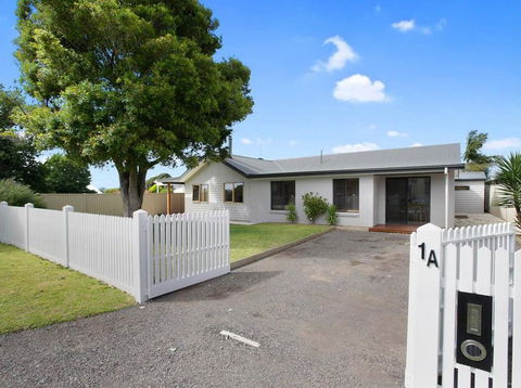 THE ASHMAN HOUSE - Modern And Close To Town - Mackay Tourism 0