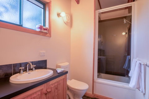 Freycinet Timber Cottage 1 - Mackay Tourism 2