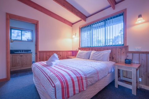 Freycinet Timber Cottage 1 - Mackay Tourism 4