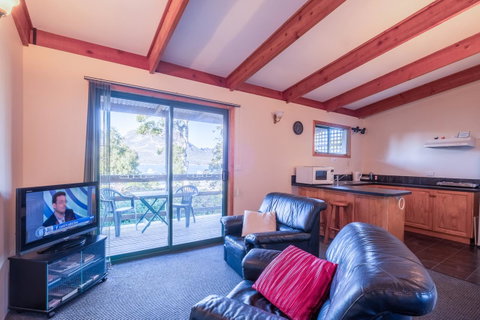 Freycinet Timber Cottage 1 - Mackay Tourism 1