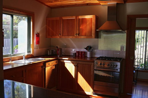Hazards Beach House - Mackay Tourism 4