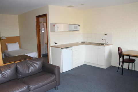 Bay Hotel Apartments - Mackay Tourism 28