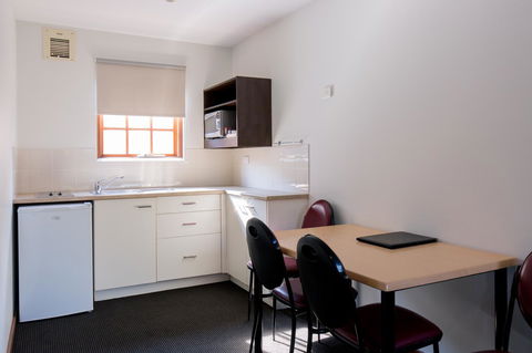 Bay Hotel Apartments - Mackay Tourism 8