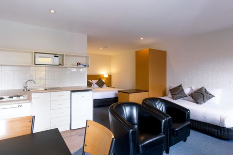 Bay Hotel Apartments - Mackay Tourism 15