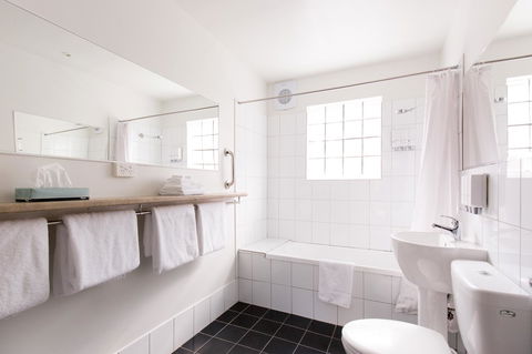 Bay Hotel Apartments - Mackay Tourism 12