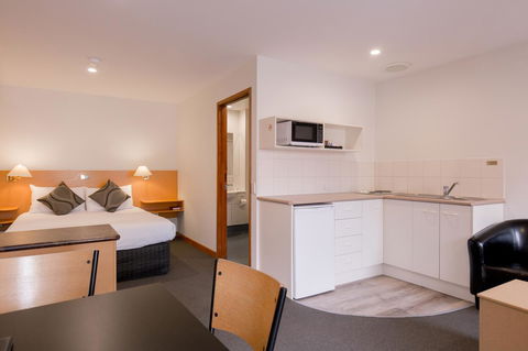Bay Hotel Apartments - Mackay Tourism 17
