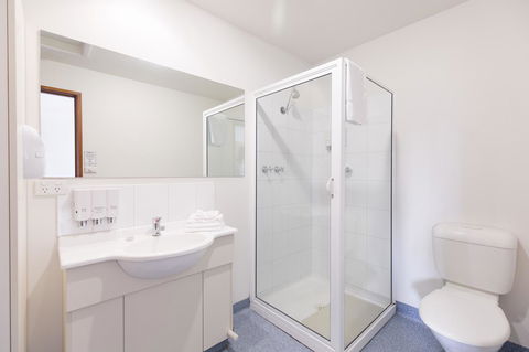 Bay Hotel Apartments - Mackay Tourism 14