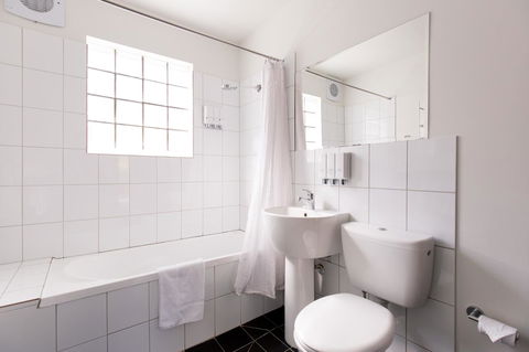 Bay Hotel Apartments - Mackay Tourism 10