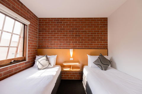 Bay Hotel Apartments - Mackay Tourism 11