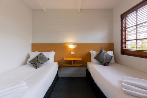 Bay Hotel Apartments - Mackay Tourism 4